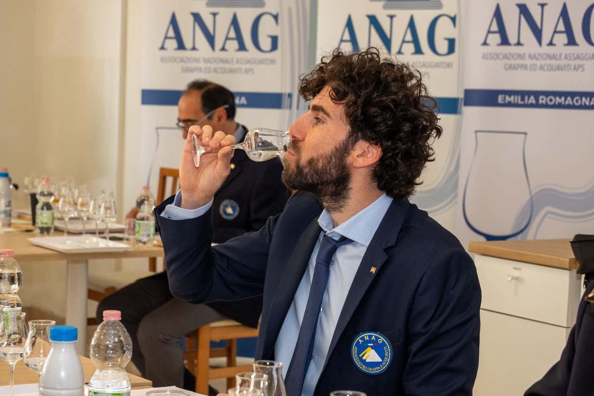 Alambicco d’Oro Anag, torna il confronto fra i distillati italiani Alambicco d’Oro ANAG torna il banco di prova dei distillati italiani: iscrizioni aperte fino al 5 maggio