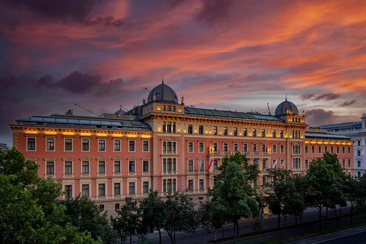 Elegante palazzo storico lungo la Ringstraße, esempio iconico dell’architettura viennese ottocentesca