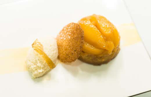 Mousse di Nocciolini di Chivasso con spuma di Erbaluce Passito e spugna di fragole