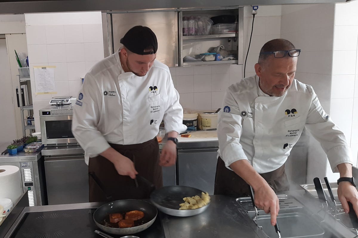 A destra Matteo Ricci, a sinistra Andrea Nizzi, chef del ristorante 12 monaci in provincia di Parma Labirinto della Masone a Fontanellato uno scrigno d'arte natura e cucina