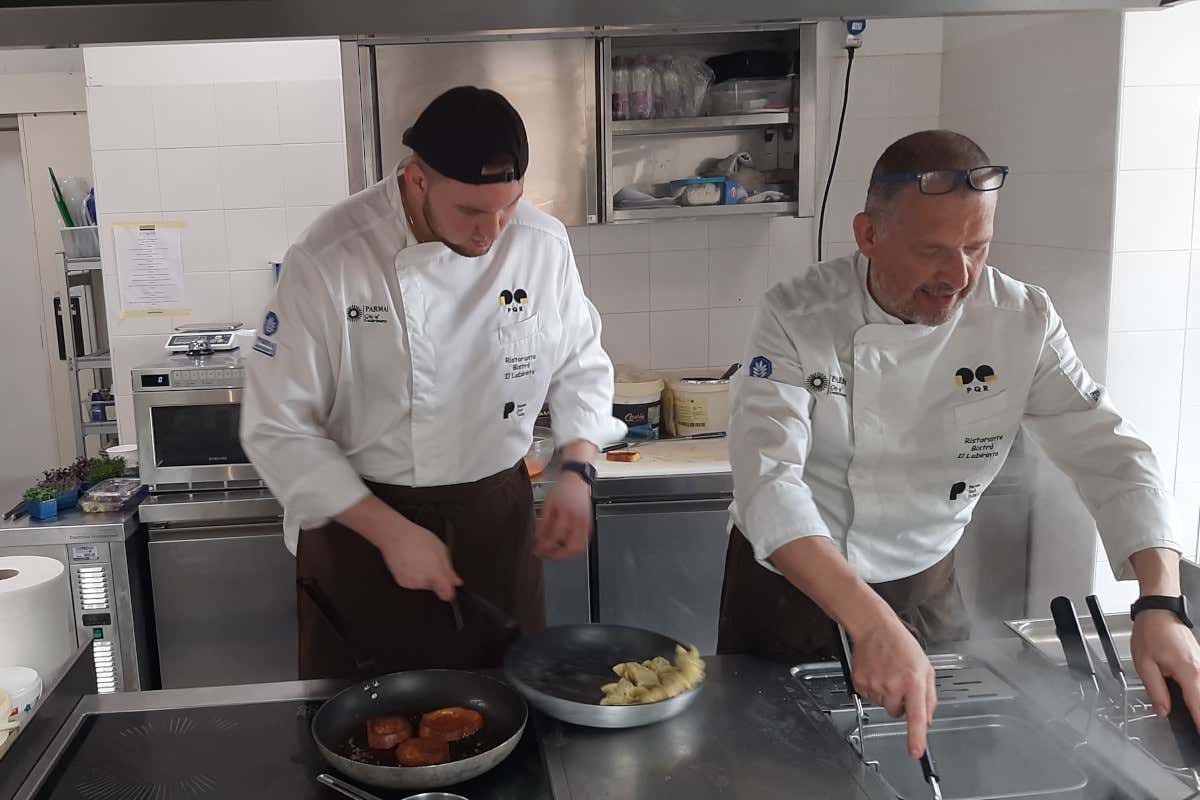 A destra Matteo Ricci, a sinistra Andrea Nizzi, chef del ristorante 12 monaci in provincia di Parma Labirinto della Masone a Fontanellato uno scrigno d'arte natura e cucina A destra Matteo Ricci, a sinistra Andrea Nizzi, chef del ristorante 12 monaci in provincia di Parma Labirinto della Masone a Fontanellato uno scrigno d'arte natura e cucina