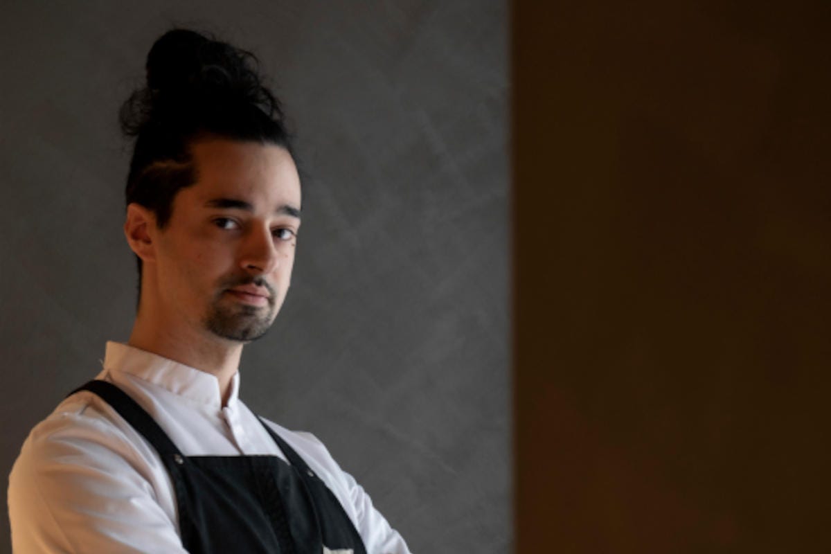 Andrea Valenti è uno degli sous chef di Scatto libero Scatto libero: nel ristorante dei Costardi si fondono cucina teatro e fotografia