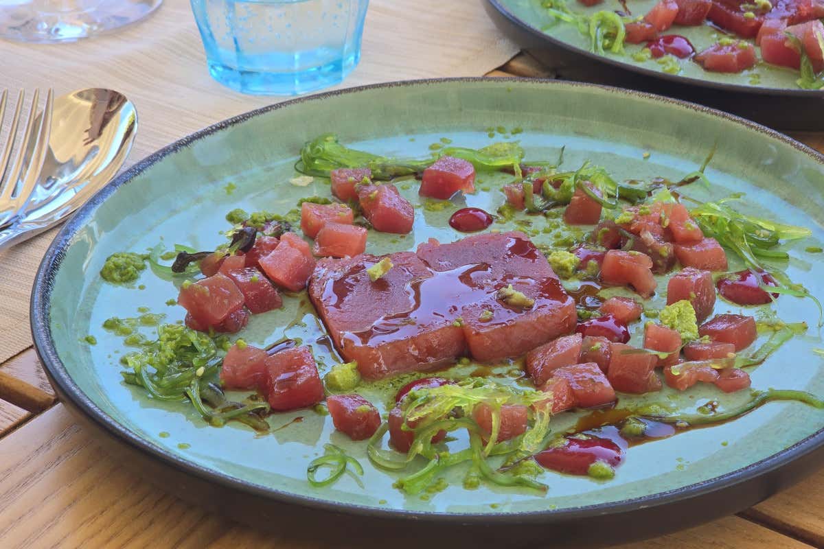 La tartare e sashimi di tonno rosso con gel di lamponi e granita di cetriolo e rum