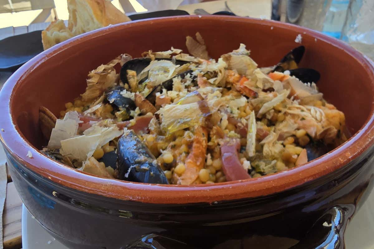 La fregola ai frutti di mare con cozze, vongole, polpo, scampi, cavolfiore, jus di manzo e katsuobushi
