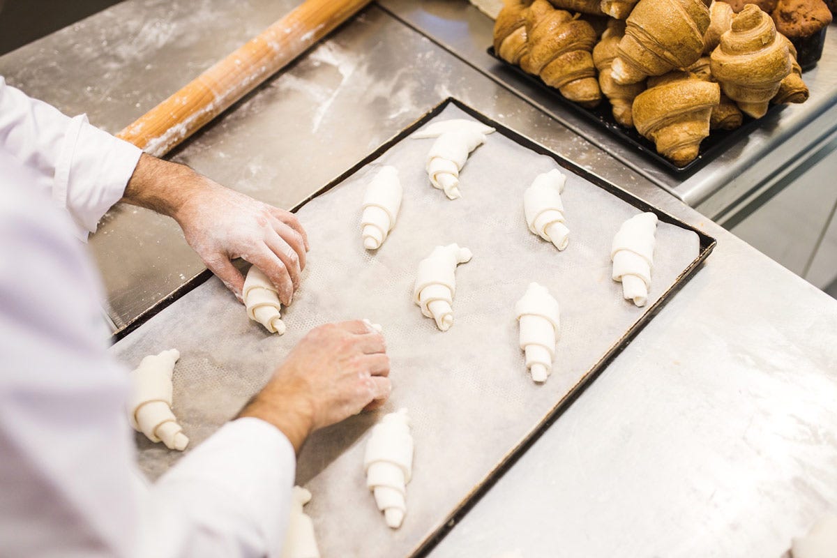 Sei anni fa Andrea Greco ha creato il primo croissant vegano senza glutine Intolleranze e allergie alimentari: nei bar e negli hotel i clienti vogliono prodotti di qualità
