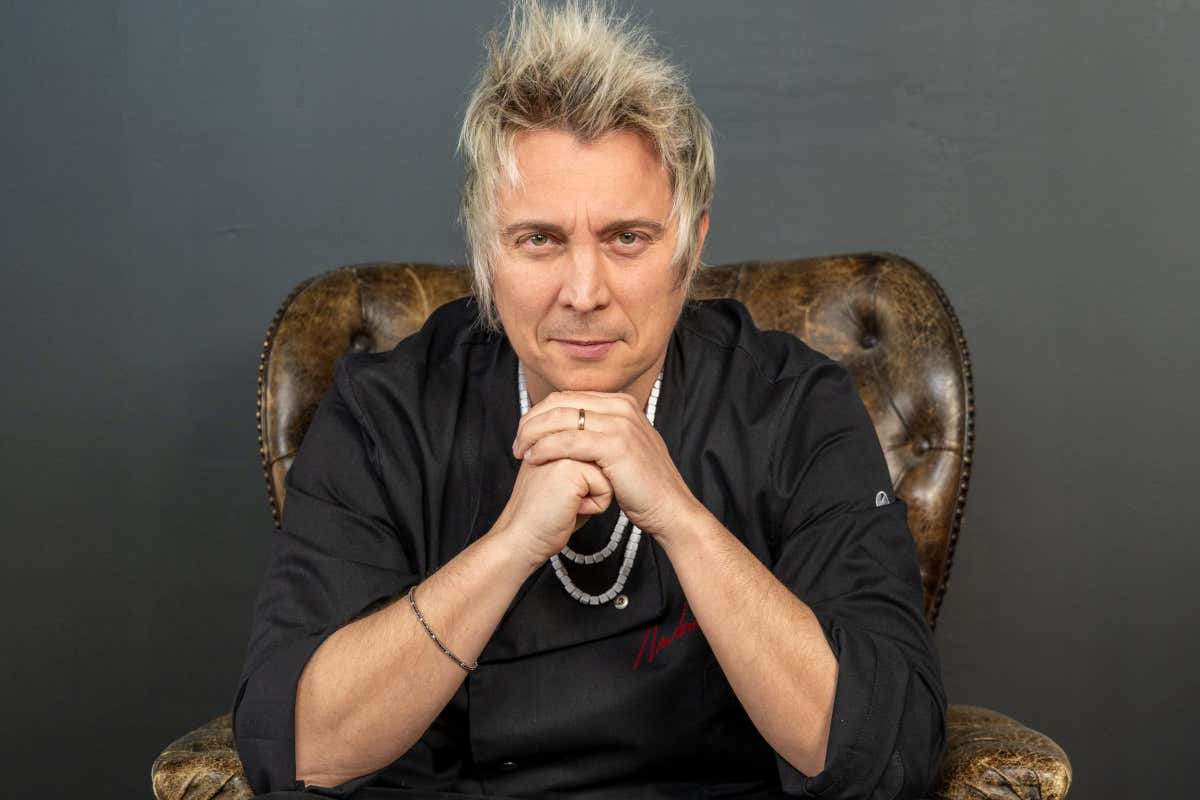 Andrea Mainardi, lo chef-showman che torna ai fondamentali: nel 2026 rinasce Officina Cucina Andrea Mainardi, lo chef-showman che torna ai fondamentali: nel 2026 rinasce Officina Cucina