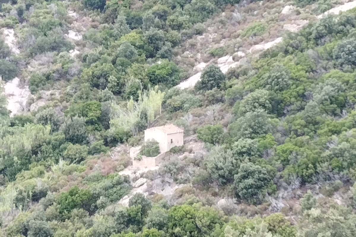 Camminare all’Isola d’Elba: tra grottacce, vigneti e il gusto della Schiaccia Briaca Camminare all’Isola d’Elba: tra grottacce, vigneti e il gusto della Schiaccia Briaca