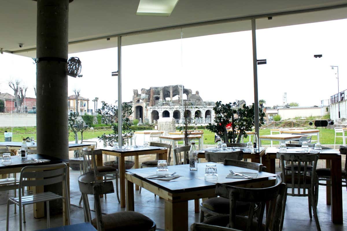 A tavola davanti all’Anfiteatro Campano: l’esperienza che unisce storia e cucina