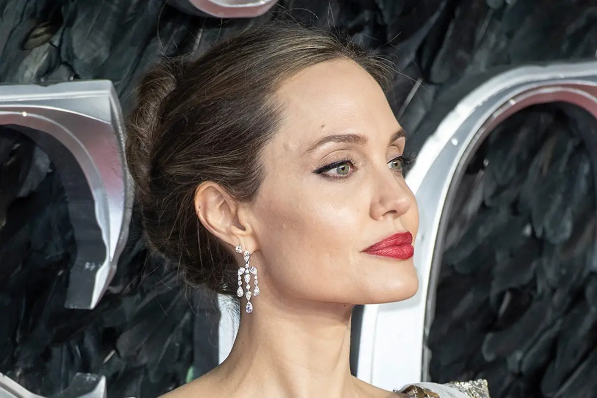Angelina Jolie. Foto: Hello Magazine Finita la guerra del ros&eacute;: Angelina Jolie vende la partecipazione in Ch&acirc;teau Miraval