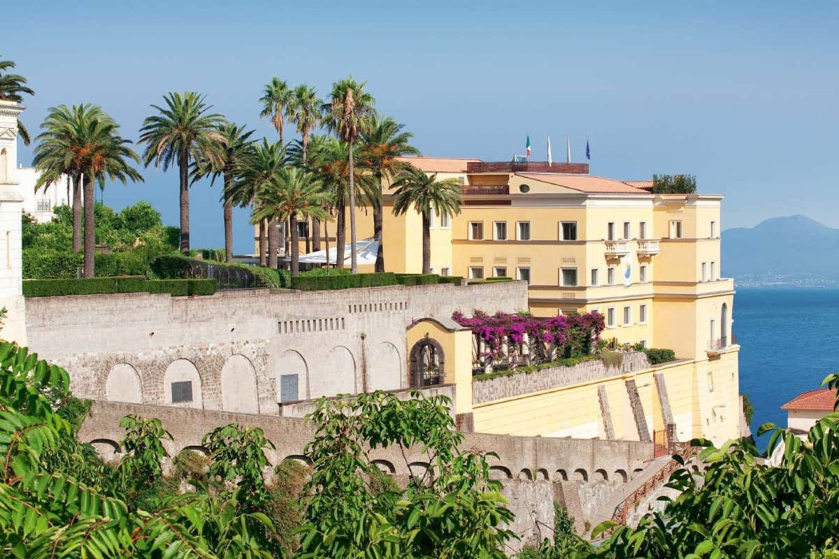 Il Grand Hotel Angiolieri, duemila anni di storia affacciati sul golfo di Napoli
