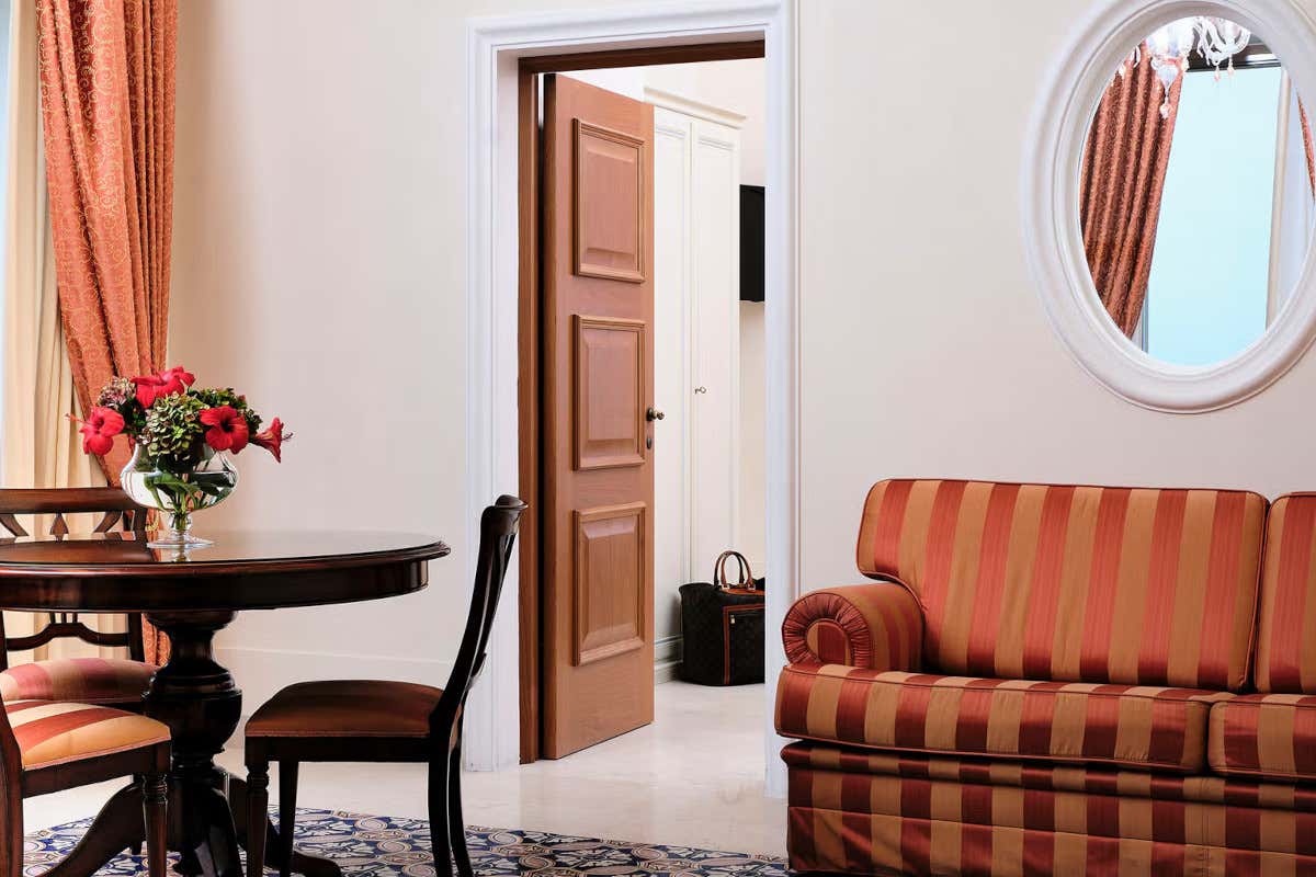 Il Grand Hotel Angiolieri, duemila anni di storia affacciati sul golfo di Napoli