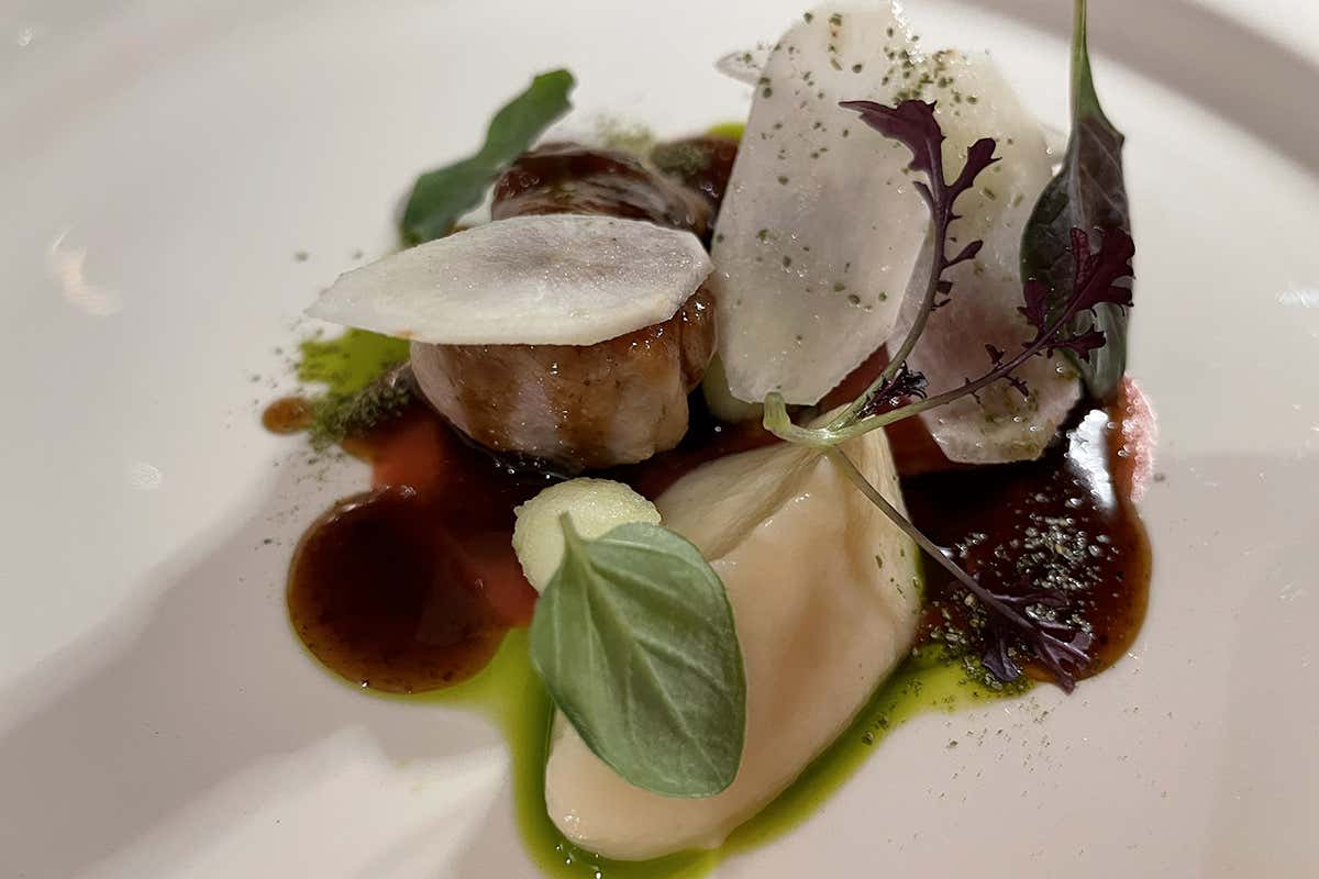 Animella di vitello glassata, anguilla arrostita, scorzonera, mela verde e ketchup di rabarbaro Orto by Jorg Giuliani, strano (ma riuscito) abbinamento tra Liguria e Alto Adige