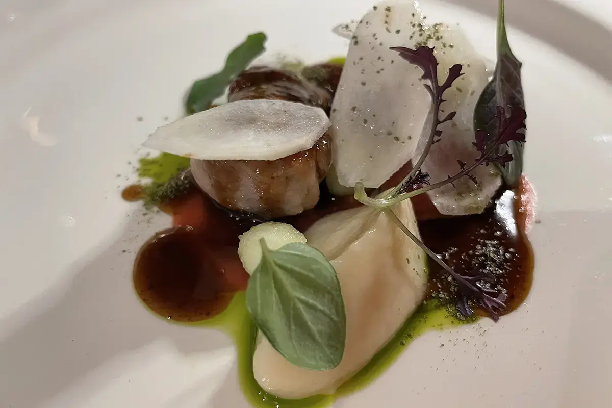 Animella di vitello glassata, anguilla arrostita, scorzonera, mela verde e ketchup di rabarbaro Orto by Jorg Giuliani, strano (ma riuscito) abbinamento tra Liguria e Alto Adige
