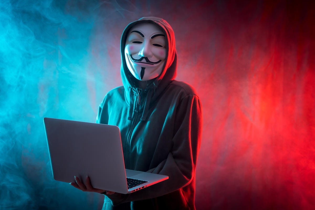 Recensioni false ed odiatori: è tempo di abolire l'anonimato sui social