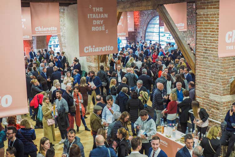 Uno scatto della passata edizione dell'iniziativa (L&rsquo;Anteprima del Chiaretto si apre ai rosati francesi di Taval)