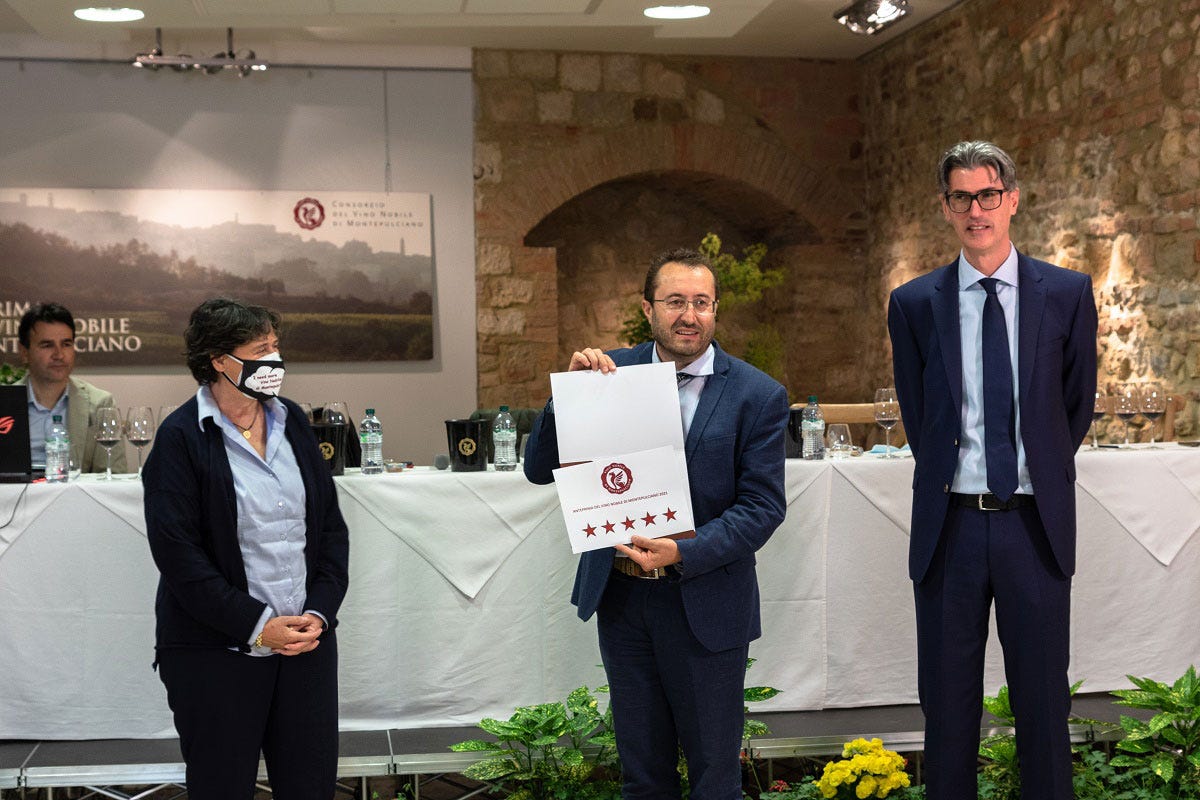 Il momento in cui sono state svelate le 5 stelle di rating per l'annata 2020 Vino Nobile di Montepulciano, Anteprima con vini da cinque stelle