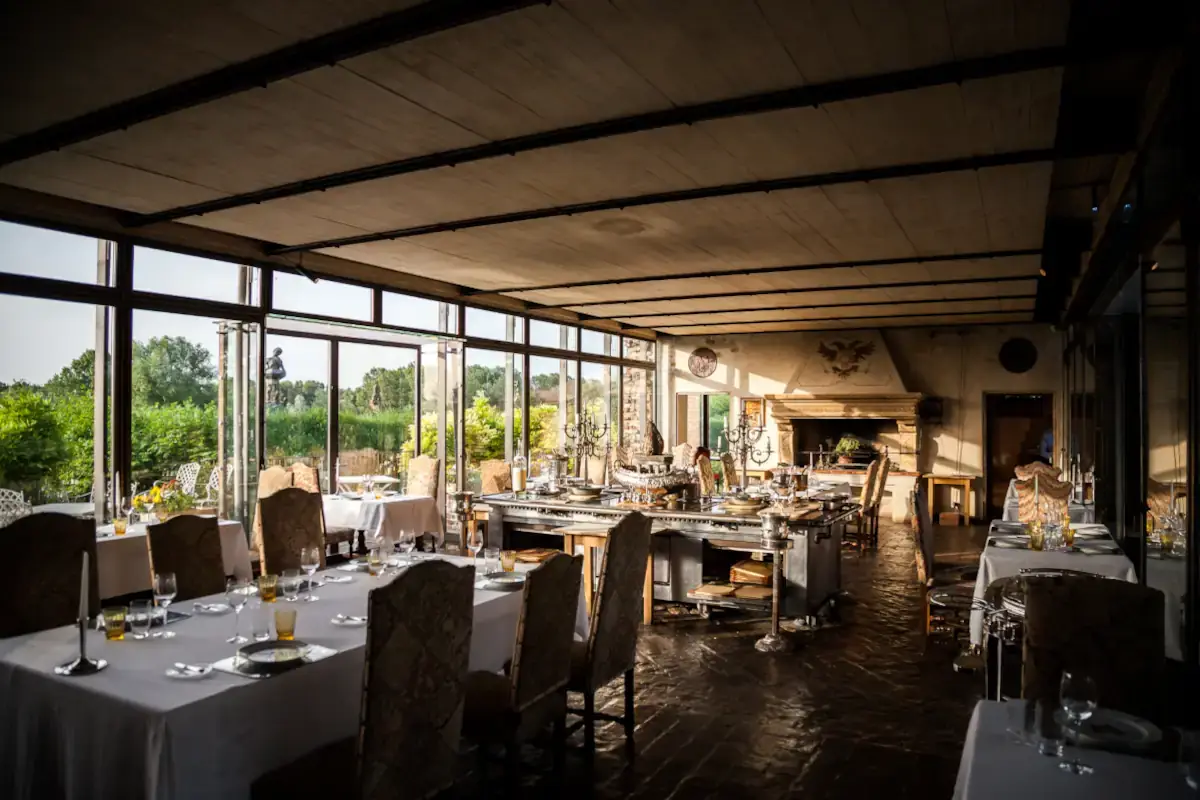 la sala ristorante de l'Antica Corte Pallavicina All'Antica Corte Pallavicina il meglio delle tradizioni parmensi in tavola
