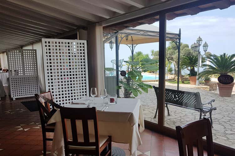 La sala del ristorante e la veranda esterna (All’Antica Filanda la cucinaè un affare di famiglia)