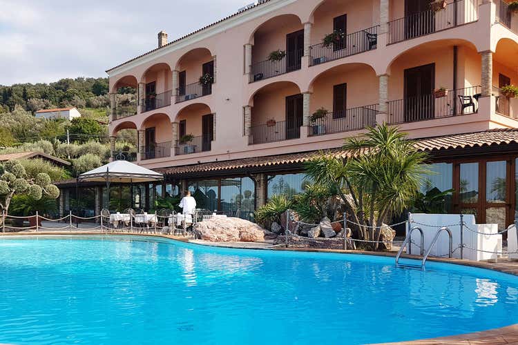 L'Antica Filanda e la sua piscina (All’Antica Filanda la cucinaè un affare di famiglia)