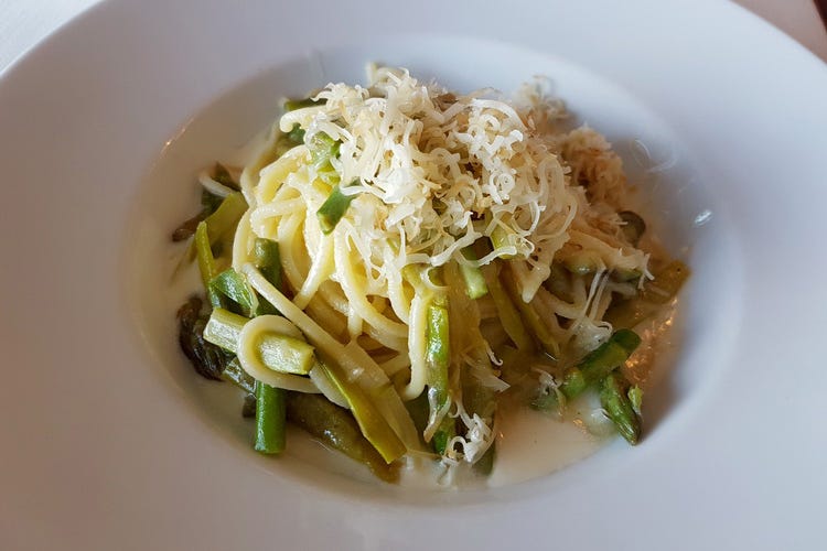Spaghetto agli asparagi (All’Antica Filanda la cucinaè un affare di famiglia)