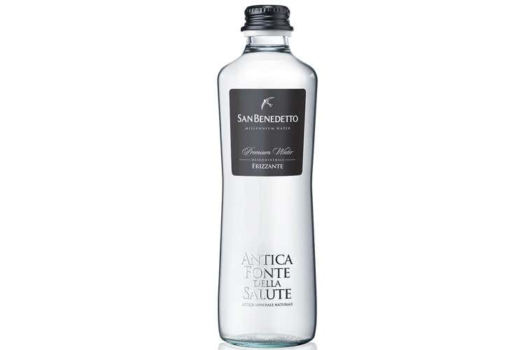 (Antica Fonte della Salute, San Benedetto presenta la bottiglia da 33 cl) (Antica Fonte della Salute, San Benedetto presenta la bottiglia da 33 cl)