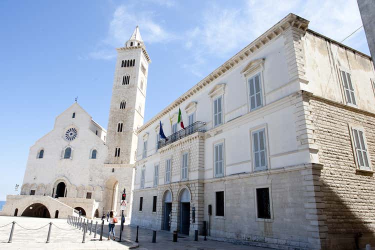 Un'antica redazione a Palazzo Lodispoto Quattro esperti raccontano il vino di Trani Un'antica redazione a Palazzo Lodispoto Quattro esperti raccontano il vino di Trani