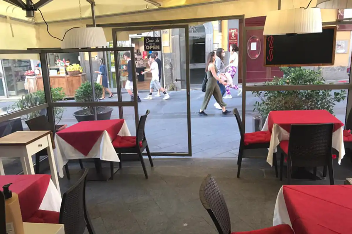 Dentro o fuori? Da Antichi Sapori Partenopei mancano i turisti Doppio turno? Un'ora in pi&ugrave; &egrave; pocoAi ristoranti serve riaprire le sale