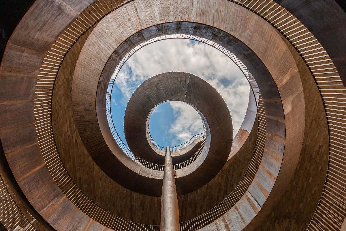 Scala panoramica - Cantina Antinori nel Chianti Classico Antinori, la cantina è la vera casa del vino, simbiosi tra architettura, funzione e natura