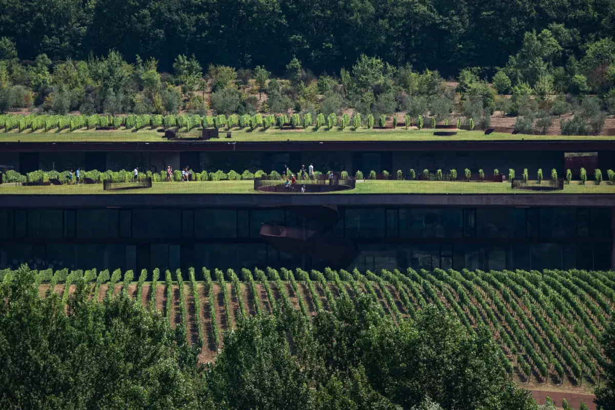 Antinori nel Chianti Classico - Front View Antinori, la cantina è la vera casa del vino, simbiosi tra architettura, funzione e natura
