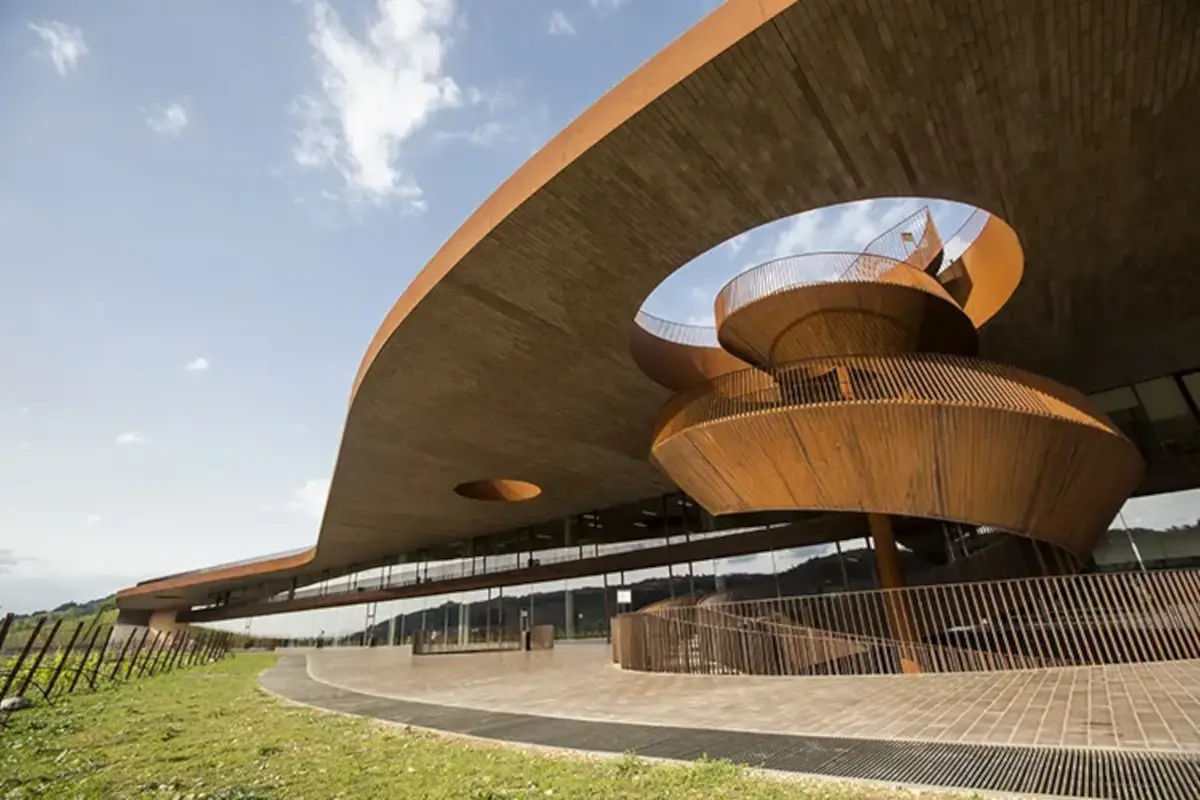Antinori - Tuscany tour Antinori, la cantina è la vera casa del vino, simbiosi tra architettura, funzione e natura
