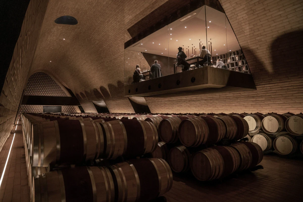 Antinori nel Chianti Classico - Barrel room with tasting room Antinori, la cantina è la vera casa del vino, simbiosi tra architettura, funzione e natura