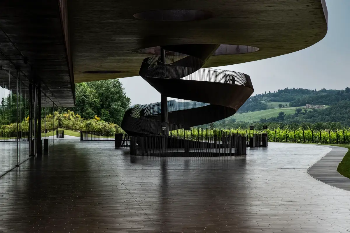 Antinori nel Chianti Classico - Rception area Antinori, la cantina è la vera casa del vino, simbiosi tra architettura, funzione e natura