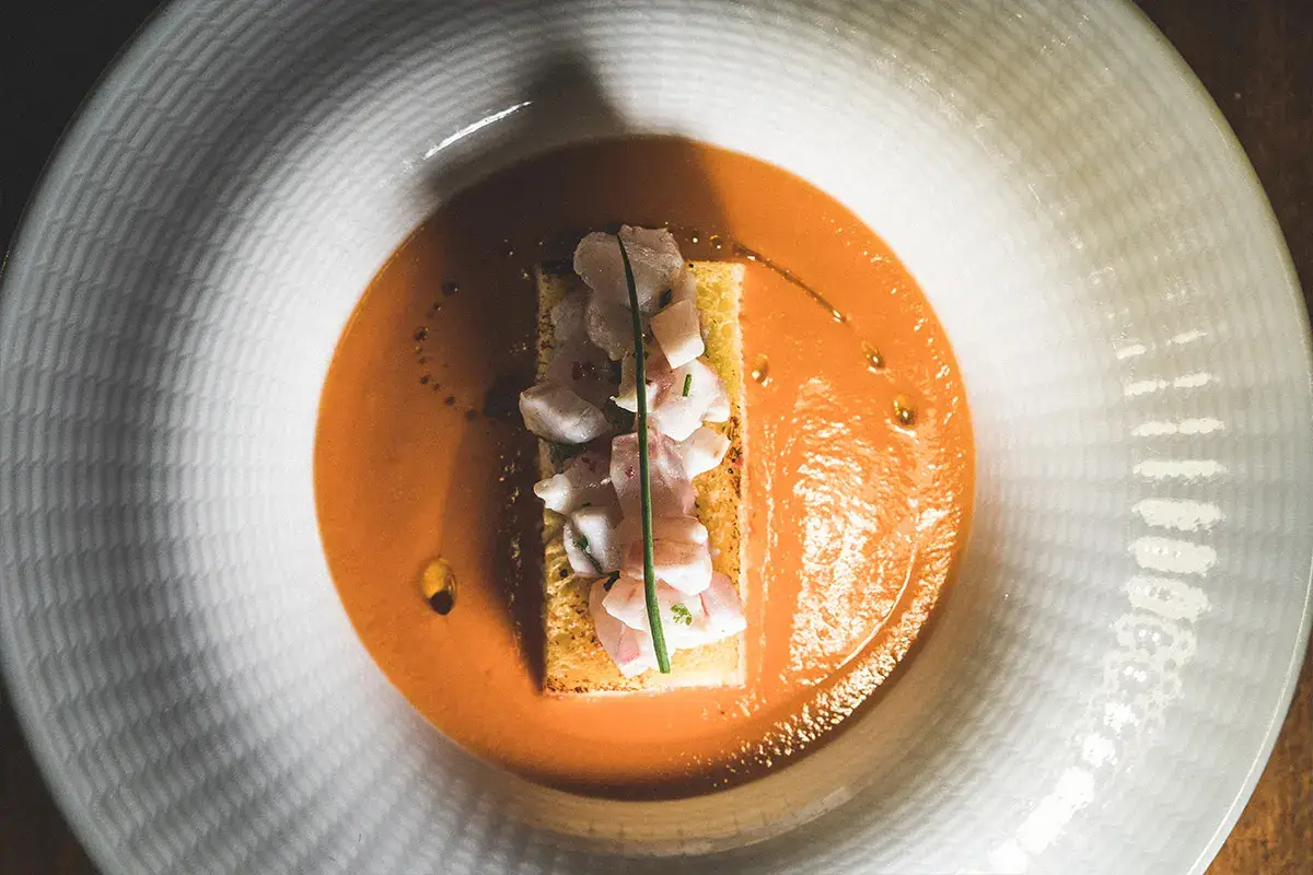 Bruschetta di pane al Grana Padano Dop 30 mesi con tartare di branzino tiepido al limone e pepe rosa in leggero gazpacho Antica Cascina San Zago, a Salò il secondo appuntamento di &quote;Nati per stare insieme&quote;