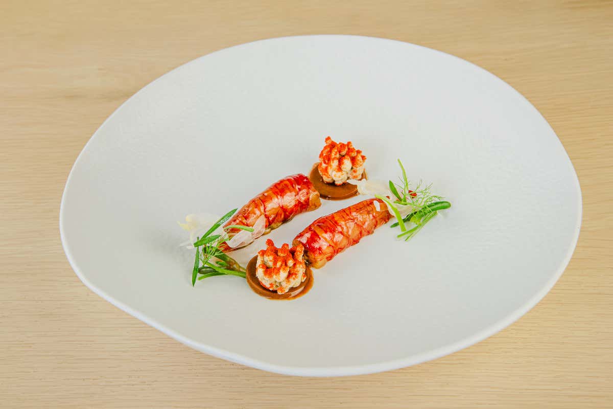 Antipasto gambero rosso, ìle flottante marniere, consommé di crostacei Hotel Byron a Forte dei Marmi 18 nuove suite tra mare cucina e arte