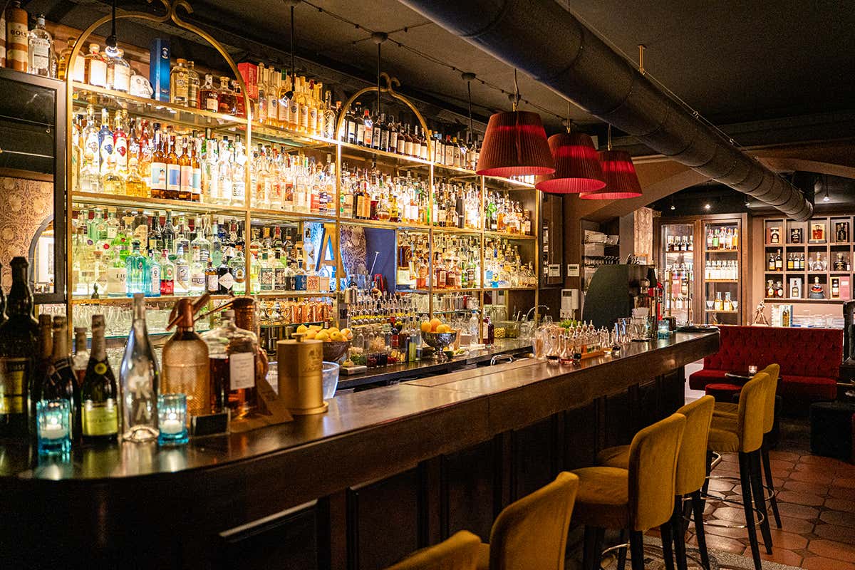 Propone solo cocktail, spirits e un selezionatissimo numero di etichette di champagne La notte “segreta” di Napoli a L’Antiquario