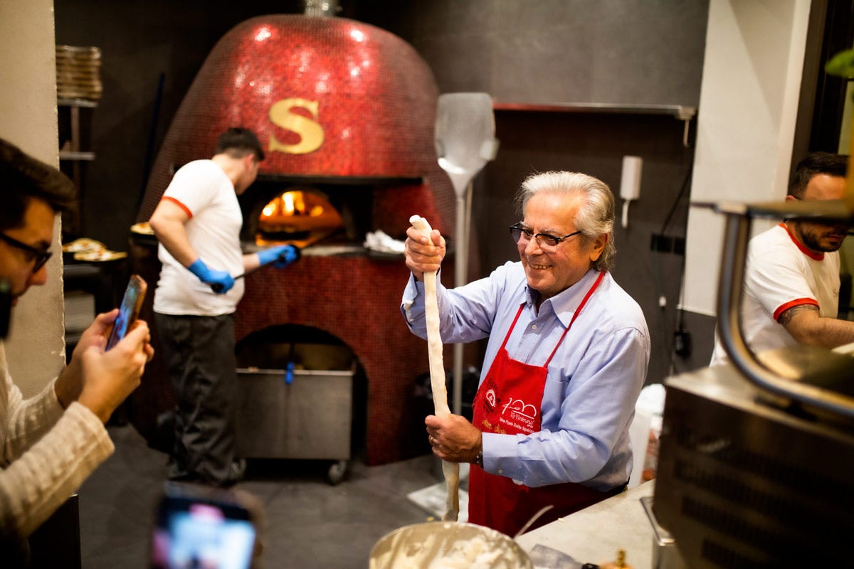 Antonio Starita nel proprio locale fiorentino ha dato vita a un cooking show sul rito della vera pizza napoletana Agugiaro