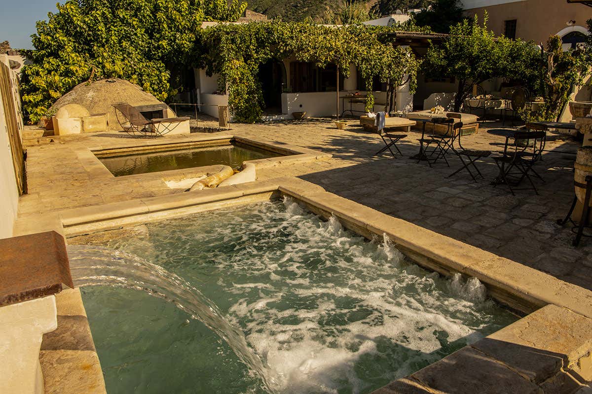 La spa di un hotel a Salina offre trattamenti con acqua geotermica