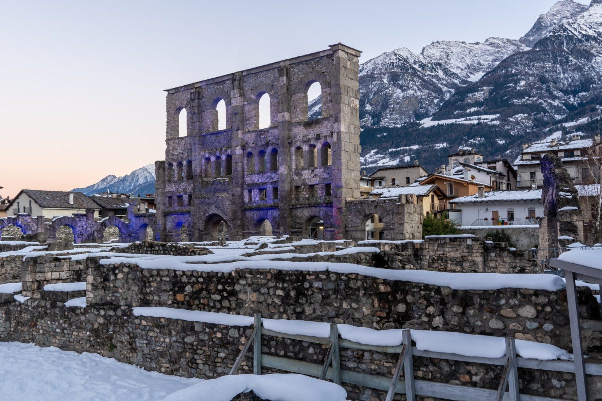 Resti romani innevati ad Aosta Valle d'Aosta terra di vino e di castelli da scoprire