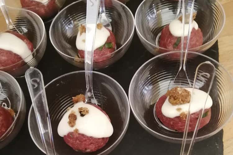 Una delle proposte del menu - Aperi-DeA, il sushi di carne dello chef Umberto Vezzoli
