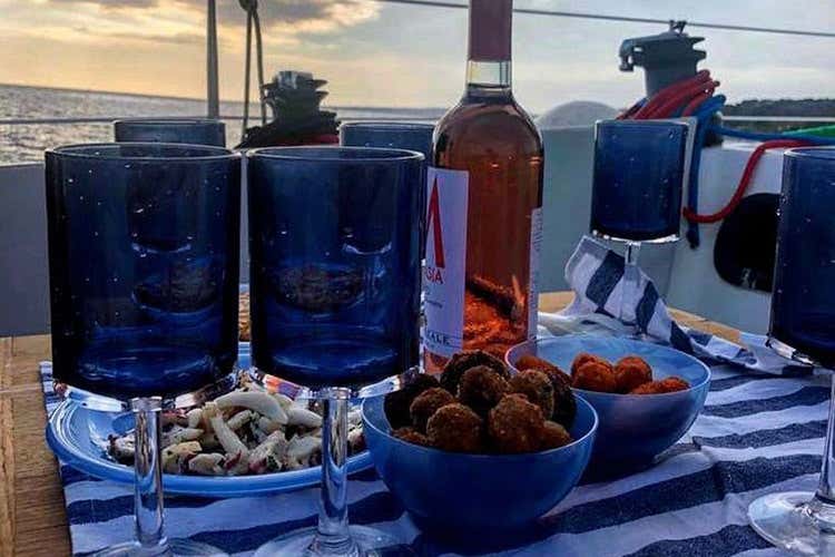 L&rsquo;aperitivo salentino con frise, tarallini, ricci appena pescati Scoprire le grotte del Salento a bordo di un gozzo storico