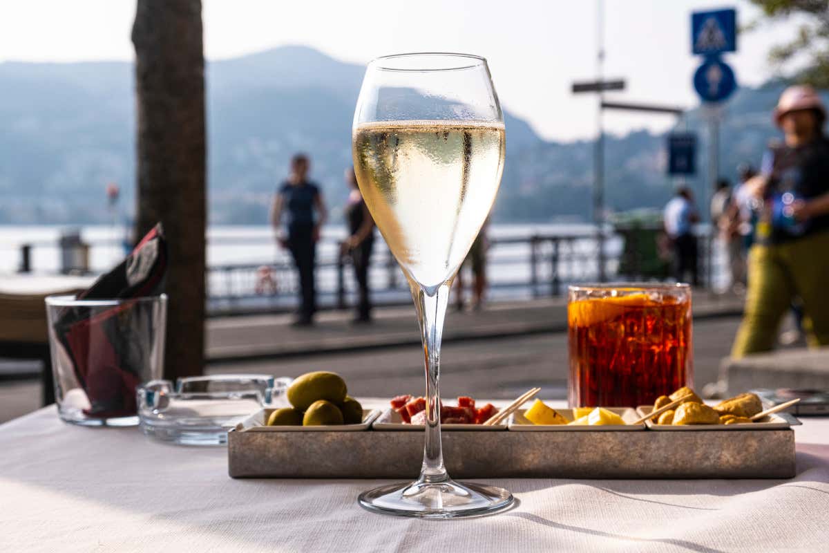 Aperitivo, un rito italiano che mette tutti d'accordo: 2 su 3 non ci rinunciano Aperitivo, un rito italiano che mette tutti d'accordo: 2 su 3 non ci rinunciano