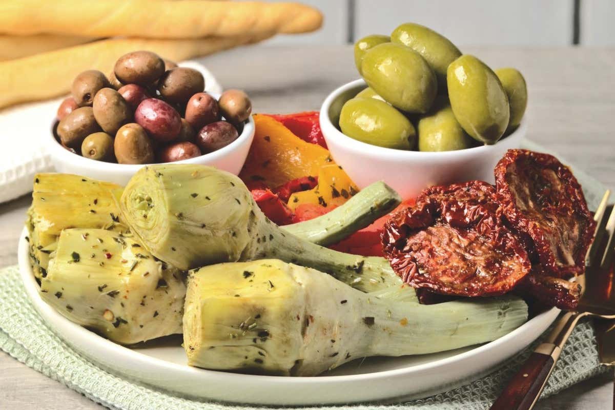 Aperitivo, un rito italiano che mette tutti d'accordo: 2 su 3 non ci rinunciano Aperitivo, un rito italiano che mette tutti d'accordo: 2 su 3 non ci rinunciano