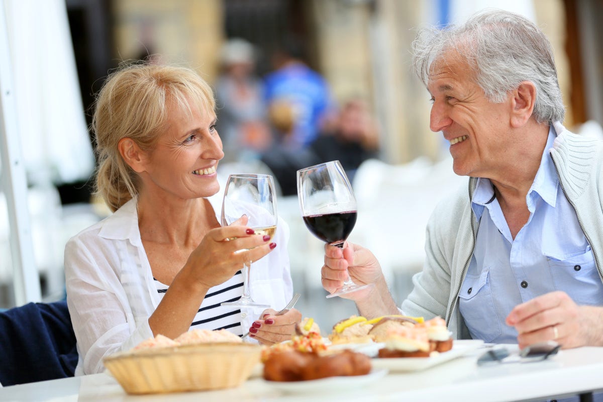 Non chiamateli “vecchi”: l'aperitivo è il regno degli over 65