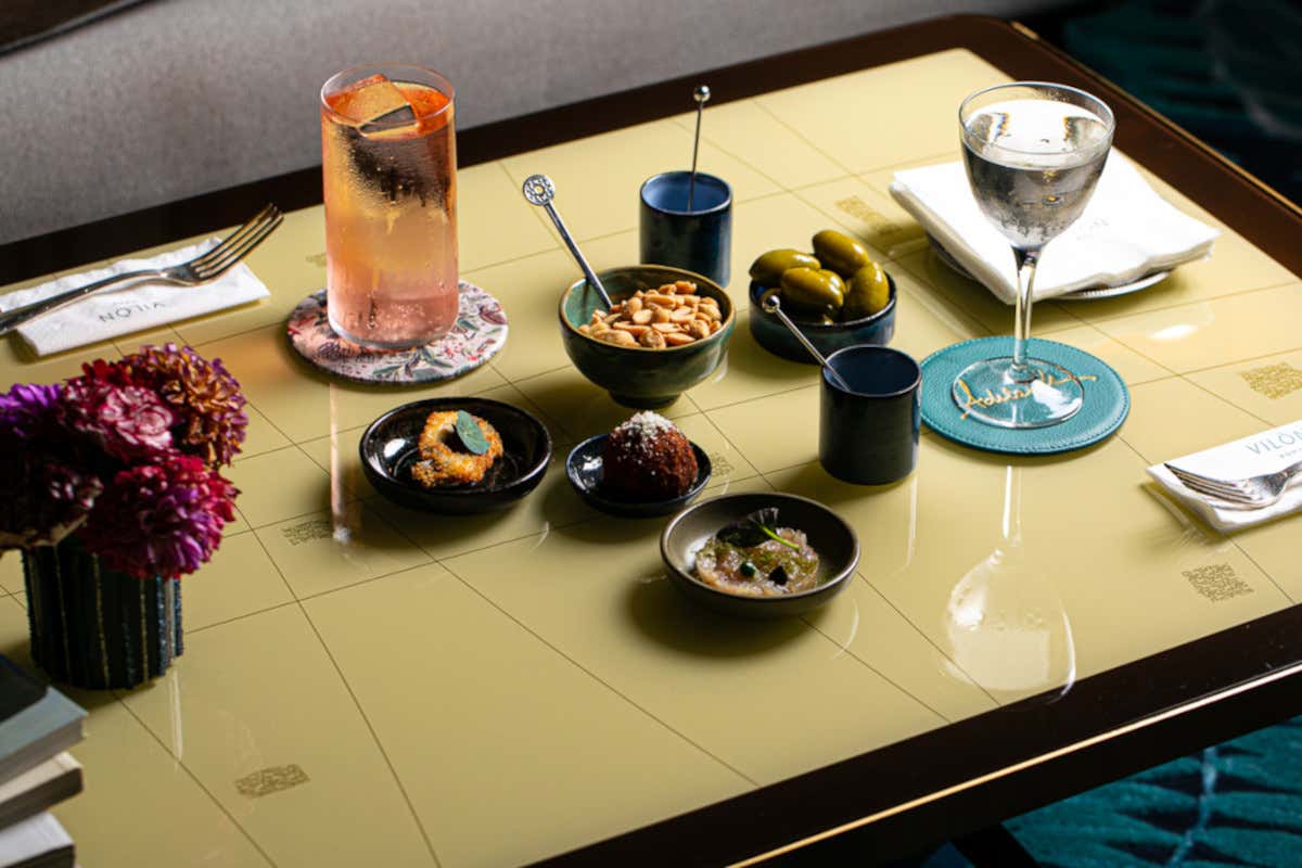 Aperitivo al Salotto di Adelaide, il lounge bar del Vilòn Roma. Foto Alberto Blasetti La nuova mixology al Vilòn Roma