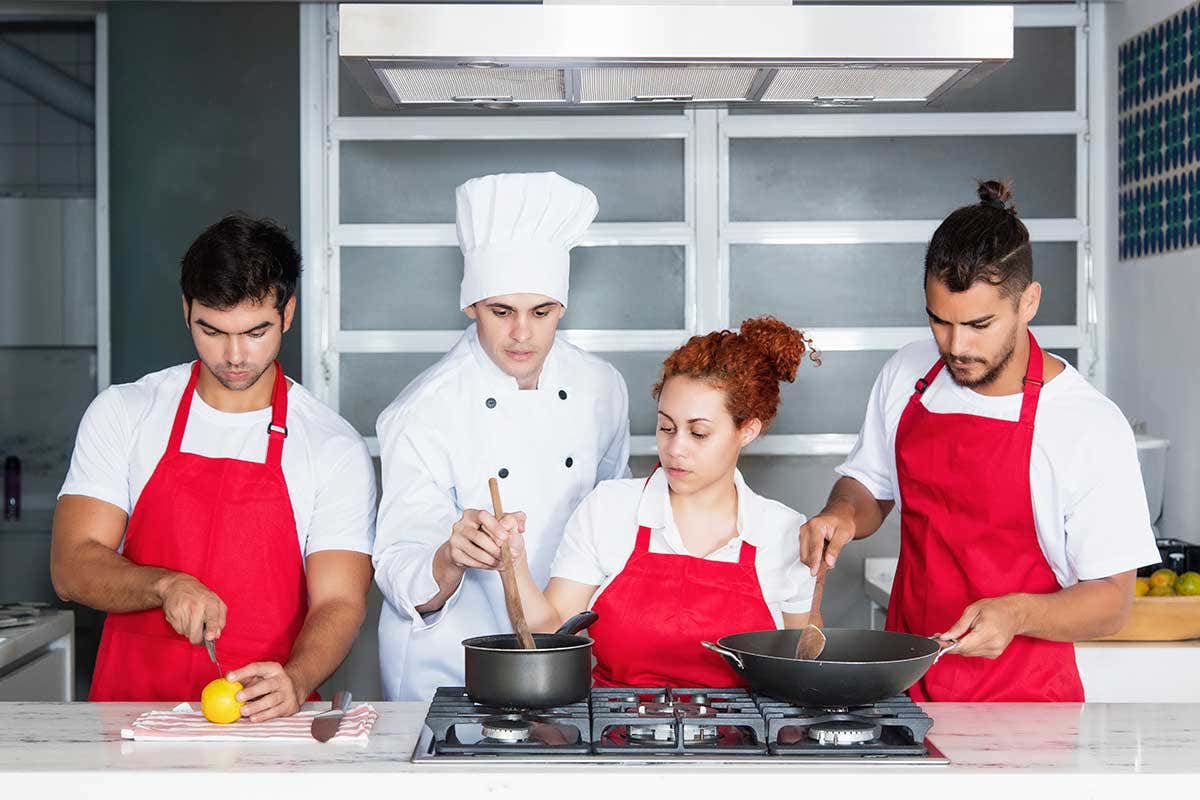 Stranieri, neofiti, universitari: ecco chi cerca lavoro nella ristorazione. E cosa trova
