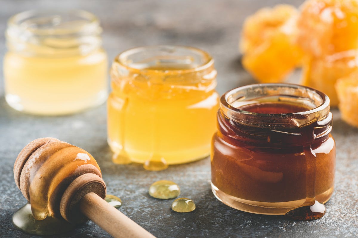 Il miele rimedio contro la tosse È vero che il miele aiuta a curare la tosse dei bambini?