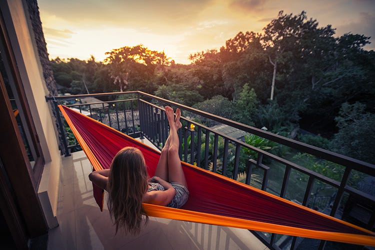 Il balcone, un must per l'estate - Vacanze, boom di case in affitto AAA cercasi balconi per famiglie