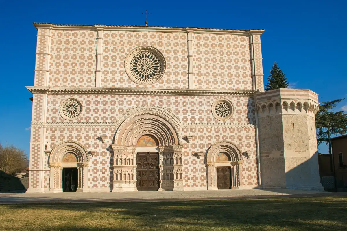  Basilica di Santa Maria di Collemaggio all'Aquila restaurata dopo il terremoto del 2009 L&rsquo;Abruzzo pi&ugrave; wild tra montagne, mare e prodotti tipici