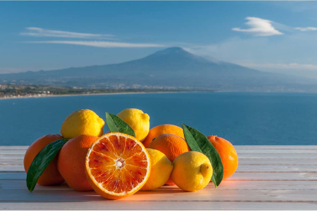 Arancia Rossa di Sicilia Igp  Dal pistacchio al miele dalle fragole alle mele: tutto il gusto dell’Etna