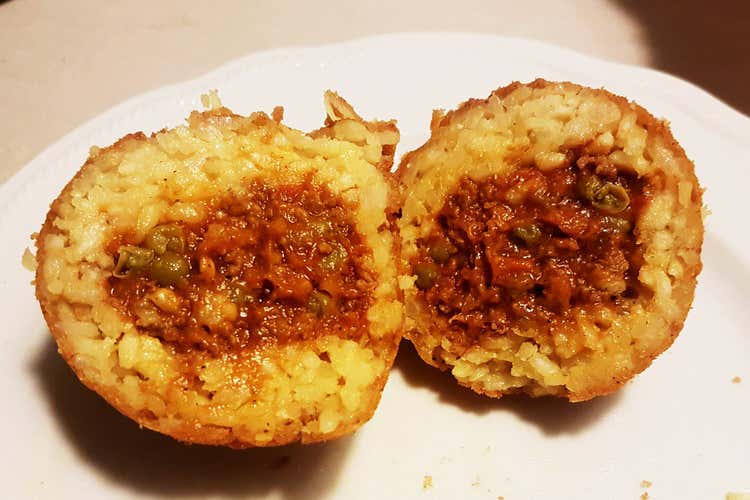 Il rag&ugrave; all'interno dell'arancina (Palermo si abbuffa di arancine Polverizzate 800mila in una sera)